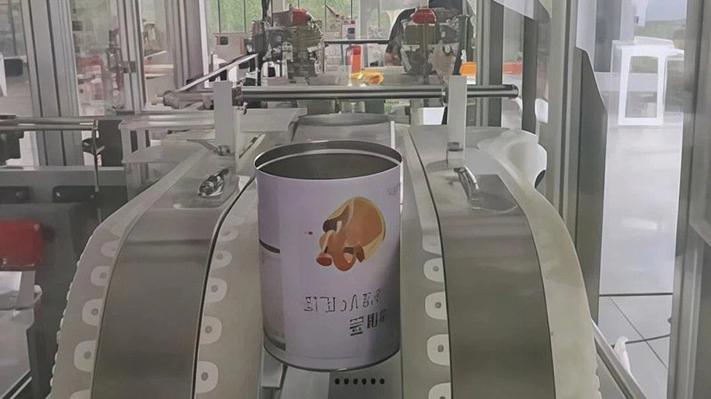 Enjuagadora de latas con aire ionizado y transportador de sujeción lateral 1